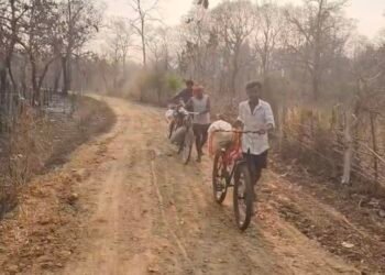 मर्रीगुडम रस्त्याला अखेर मुहूर्त; पत्रकारांच्या पाठपुराव्याने कामास सुरुवात.