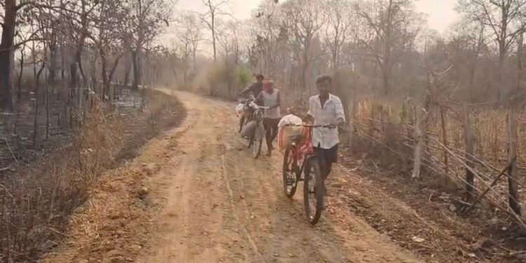 मर्रीगुडम रस्त्याला अखेर मुहूर्त; पत्रकारांच्या पाठपुराव्याने कामास सुरुवात.