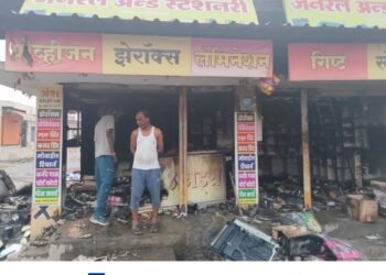अहेरीत भीषण आग: स्टेशनरी दुकान जळून खाक, सुमारे 20 लाखांचे नुकसान.
