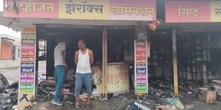 अहेरीत भीषण आग: स्टेशनरी दुकान जळून खाक, सुमारे 20 लाखांचे नुकसान.