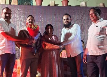 भामरागड येथील आश्रमशाळेत वरिष्ठ शिक्षण अधिकाऱ्यांची आकस्मिक भेट; पुष्पगुच्छ व आदिवासी नृत्याने उत्स्फूर्त स्वागत.