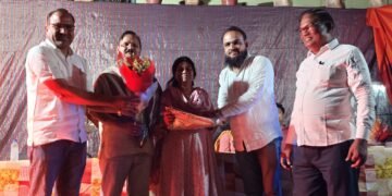 भामरागड येथील आश्रमशाळेत वरिष्ठ शिक्षण अधिकाऱ्यांची आकस्मिक भेट; पुष्पगुच्छ व आदिवासी नृत्याने उत्स्फूर्त स्वागत.