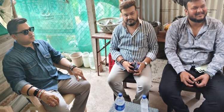 चहाच्या कपातून जुळली मने” — अहेरीत माजी पालकमंत्री राजे अंब्रीसराव आत्राम यांची साधीपण हृदयस्पर्शी भेट.