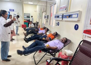 लॉयड्स मेटल्सचे संचालक बी. प्रभाकरण यांचे वाढदिवसाच्या निमित्त साधून महारक्तदान शिबीर.