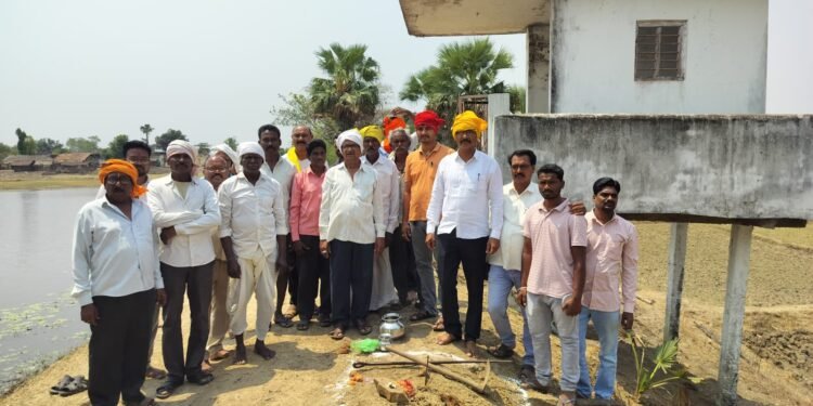 मामा तलाव परिसरातील जीर्णोद्धार गणेश मंदिराच्या  नूतनीकरण करिता अख्खे गाव सरसावले.