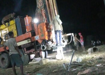 कम्मासूरच्या हाका अखेर पोहोचल्या; पत्रकारांच्या बातम्यांनंतर प्रशासन जागे—रात्री १० वाजता ‘हँडपंप’ची गाडी गावात!