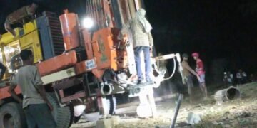 कम्मासूरच्या हाका अखेर पोहोचल्या; पत्रकारांच्या बातम्यांनंतर प्रशासन जागे—रात्री १० वाजता ‘हँडपंप’ची गाडी गावात!