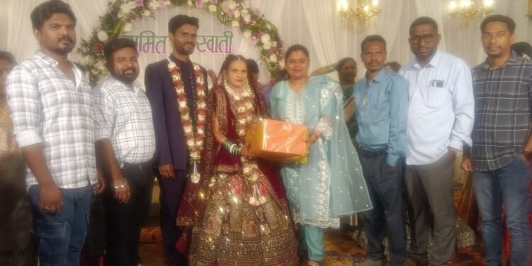 अलोणे परिवाराच्या विवाह सोहळ्यात डॉ. लुबना हकीम यांची उपस्थिती.