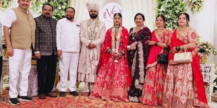 नागपूर येथे निखारे परिवाराच्या विवाह सोहळ्यात शाहीन भाभी हकीम याची उपस्थिती.