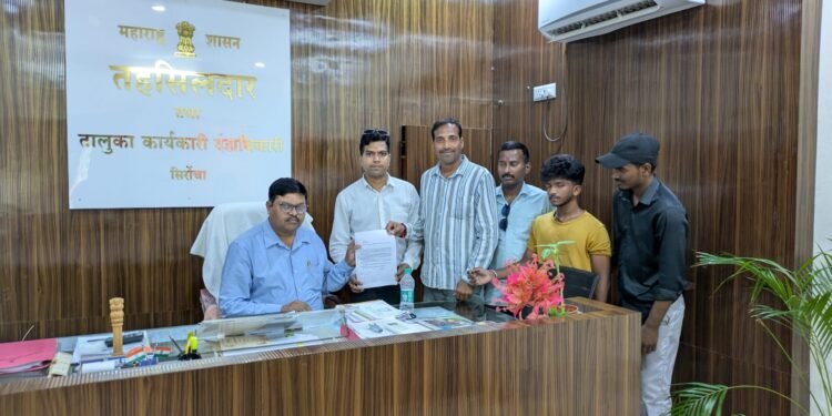 सिरोंचा येथे हातपंप प्रश्नावर प्रशासनाला धडक; तहसीलदार व संवर्ग विकास अधिकाऱ्यांना निवेदन सादर करताना.