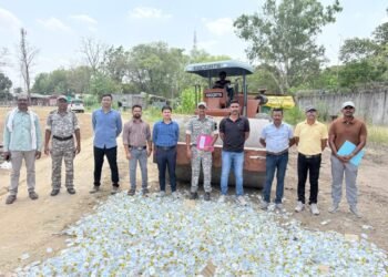 पोलीस स्टेशन रेपणपलीच्या पटांगणात 35 लाखांचा दारूचा मुद्देमाल नष्ट.