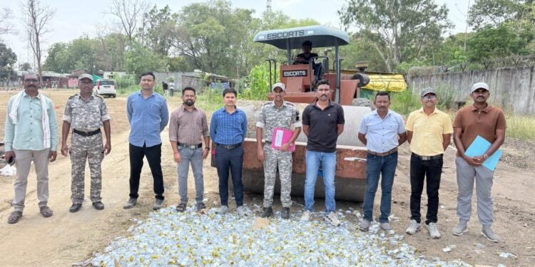 पोलीस स्टेशन रेपणपलीच्या पटांगणात 35 लाखांचा दारूचा मुद्देमाल नष्ट.