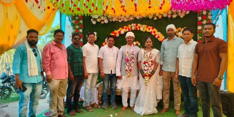 गरकापेठा येथील रामटेके यांच्या लग्न सोहळयाला राष्ट्रवादी काँग्रेस कार्यकारी जिल्हाध्यक्ष बानय्या जनगाम यांच्या उपस्थित.