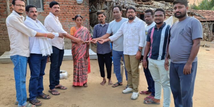 राजे अंब्रीशराव महाराज यांच्याकडून मय्यत परिवाराला आर्थिक मदत.